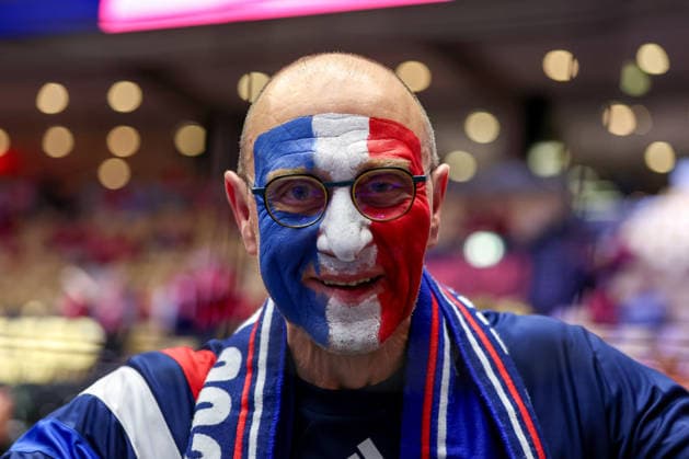 24.01.2026, Handball, Men s EHF EURO 2026, Frankreich - Portugal, Jyske Bank Boxen in Herning, Dänemark, Main Round: Feature Ein geschminkter Fan jubelnd nach dem Sieg der Franzosen Dänemark