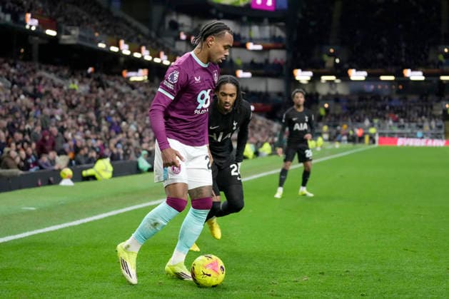 Burnley v Tottenham Hotspur, Burnley, UK - 24 Jan 2026 Lucas Pires of Burnley during the Premier League match between Burnley and Tottenham Hotspur at Turf Moor, Burnley on 24 January 2026 ( Burnley Turf Moor Burnley England Copyright: xHarryxCornish PPAUKx PPA-242886