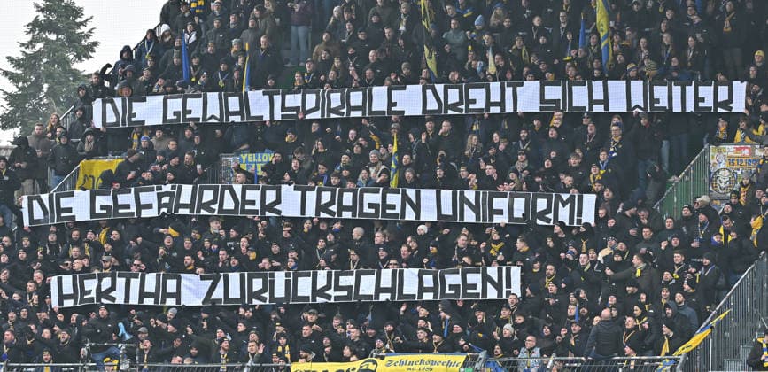 24.01.2026 - Fussball - Saison 2025 2026 - 2. Fussball - Bundesliga - 19. Spieltag: SpVgg Greuther Fürth SGF ( Kleeblatt ) - Eintracht Braunschweig BTSV EBS - Sportfoto Zink MeZi - xmexzix - DFL regulations prohibit any use of photographs as image sequences and or quasi-video - only for editorial use - Spruchband Banner gegen Polizeieinsatz in Berlin - Fans Fanblock Braunschweig - Hertha