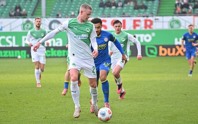 24.01.2026 - Fussball - Saison 2025 2026 - 2. Fussball - Bundesliga - 19. Spieltag: SpVgg Greuther Fürth SGF ( Kleeblatt ) - Eintracht Braunschweig BTSV EBS - Sportfoto Zink MeZi - xmexzix - DFL regulations prohibit any use of photographs as image sequences and or quasi-video - only for editorial use - Brynjar Ingi Bjarnason (25, SpVgg Greuther Fürth ) vor Leon Bell Bell (19, Eintracht Braunschweig BTSV EBS )