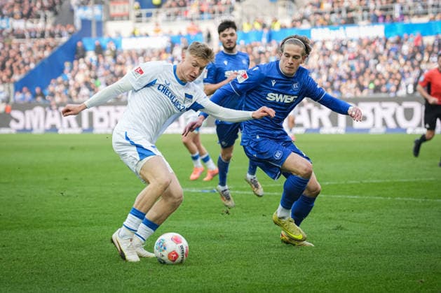 Deutschland, Fußball, 2 Bundesliga, Saison 2025 2026, Karlsruher SC vs. Herta BSC BBBank Wildpark (Karlsruhe): Julian Eitschberger (Hertha BSC, 2) David Herold (Karlsruher SC, 20) Karlsruhe BBBank Wildpark Baden-Württemberg Deutschland