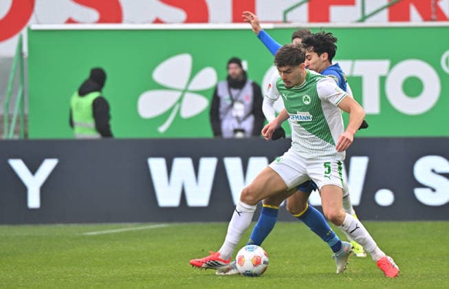 24.01.2026 - Fussball - Saison 2025 2026 - 2. Fussball - Bundesliga - 19. Spieltag: SpVgg Greuther Fürth SGF ( Kleeblatt ) - Eintracht Braunschweig BTSV EBS - Sportfoto Zink MeZi - xmexzix - DFL regulations prohibit any use of photographs as image sequences and or quasi-video - only for editorial use - Reno Münz Muenz (5, SpVgg Greuther Fürth ) vor Johan Gomez (44, Eintracht Braunschweig BTSV EBS )