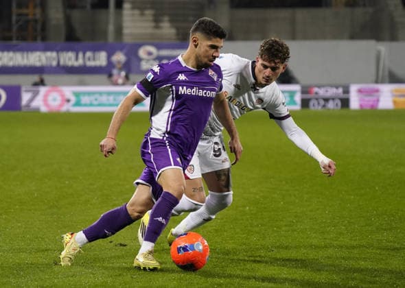 Fiorentina™s Manor Solomon fight for the ball with Cagliari Sebastiano Esposito during the Serie A soccer match between Fiorentina and Cagliari at the Artemio Franchi stadium in Florence, center of Italy - Saturday , January 24, 2026. - Soccer  Copyright: xMarcoxBucco LaxPressex