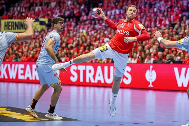 24.01.2026, Handball, Men s EHF EURO 2026, Dänemark -Spanien, Jyske Bank Boxen in Herning, Dänemark, Main Round: Simon Bogetoft Pytlick (Denmark 43) wirft auf das Tor Dänemark