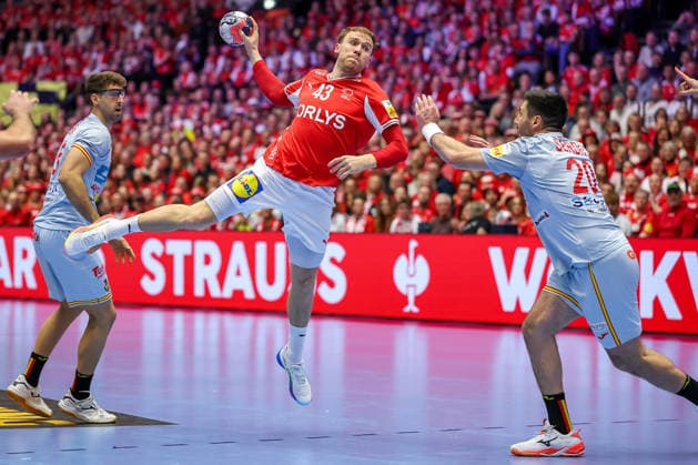 24.01.2026, Handball, Men s EHF EURO 2026, Dänemark -Spanien, Jyske Bank Boxen in Herning, Dänemark, Main Round: Simon Bogetoft Pytlick (Denmark 43) wirft auf das Tor gegen Abel Serdio Guntin (Espania 20) Dänemark