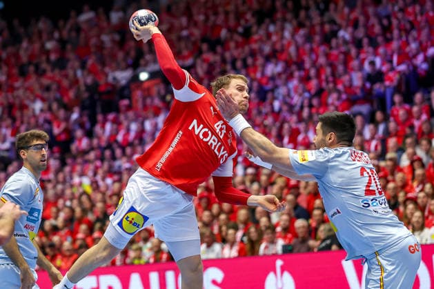 24.01.2026, Handball, Men s EHF EURO 2026, Dänemark -Spanien, Jyske Bank Boxen in Herning, Dänemark, Main Round: Simon Bogetoft Pytlick (Denmark 43) wirft auf das Tor gegen Abel Serdio Guntin (Espania 20) Dänemark