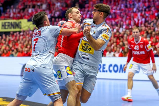 24.01.2026, Handball, Men s EHF EURO 2026, Dänemark -Spanien, Jyske Bank Boxen in Herning, Dänemark, Main Round: Mathias Gidsel (Denmark 19) wird von Jan Gurri Aregay (Espania 07) und Antonio Serradilla Cuenca (Espania 05) festgemacht Dänemark