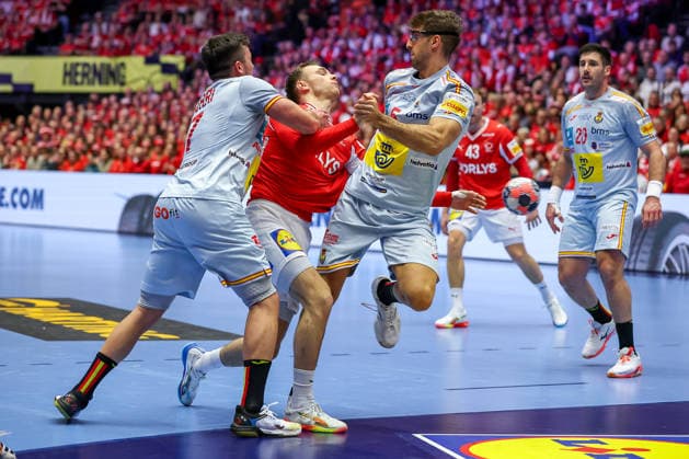 24.01.2026, Handball, Men s EHF EURO 2026, Dänemark -Spanien, Jyske Bank Boxen in Herning, Dänemark, Main Round: Mathias Gidsel (Denmark 19) wird von Jan Gurri Aregay (Espania 07) und Antonio Serradilla Cuenca (Espania 05) festgemacht Dänemark