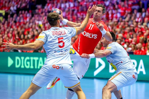 24.01.2026, Handball, Men s EHF EURO 2026, Dänemark -Spanien, Jyske Bank Boxen in Herning, Dänemark, Main Round: Rasmus Lauge Schmidt (Denmark 11) im Zweikampf gegen Antonio Serradilla Cuenca (Espania 05) Dänemark