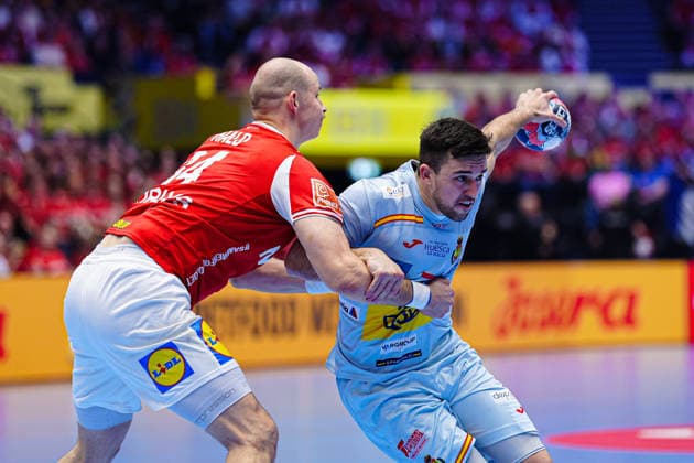 Simon Hald (Daenemark, 34), Jan Gurri (Spanien, 07) DEN, Spanien vs. Daenemark, Handball, EHF Europameisterschaft 2026, Hauptrunde, Spieltag 2, 24.01.2026 DEN, Spanien vs. Daenemark, Handball, EHF Europameisterschaft 2026, Hauptrunde, Spieltag 2, 24.01.2026 Herning Copyright: xEibner-Pressefoto MarcelxvonxFehrnx EP_MFN