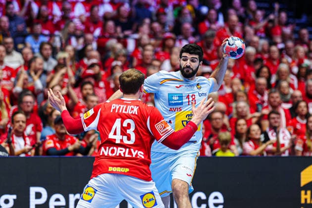 Simon Pytlick (Daenemark, 43), Imanol Garciandia (Spanien, 18) DEN, Spanien vs. Daenemark, Handball, EHF Europameisterschaft 2026, Hauptrunde, Spieltag 2, 24.01.2026 DEN, Spanien vs. Daenemark, Handball, EHF Europameisterschaft 2026, Hauptrunde, Spieltag 2, 24.01.2026 Herning Copyright: xEibner-Pressefoto MarcelxvonxFehrnx EP_MFN