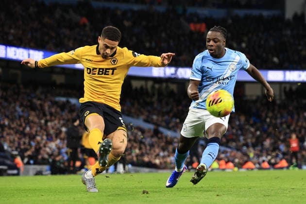 24th January 2026; Etihad Stadium, Manchester, Lancashire, England; Premier League Football, Manchester City versus Wolverhampton Wanderers; Joao Gomes of Wolverhampton Wanderers crosses the ball under pressure from Jeremy Doku of Manchester City  DavidxBlunsden Content restricted for UK based newspaper