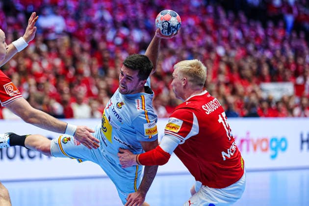 Wurf Tor Jan Gurri (Spanien, 07), Magnus Saugstrup (Daenemark, 15) DEN, Spanien vs. Daenemark, Handball, EHF Europameisterschaft 2026, Hauptrunde, Spieltag 2, 24.01.2026 DEN, Spanien vs. Daenemark, Handball, EHF Europameisterschaft 2026, Hauptrunde, Spieltag 2, 24.01.2026 Herning Copyright: xEibner-Pressefoto MarcelxvonxFehrnx EP_MFN