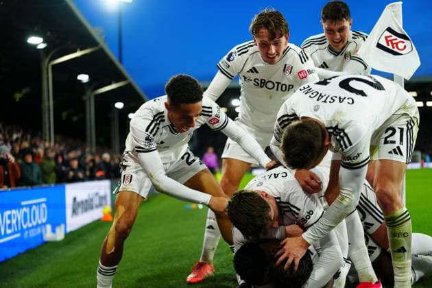 Harry Wilson of Fulham celebrates scoring a goal after making it 2-1 deep into injury time with delighted team mates Fulham v Brighton and Hove Albion, Premier League, Football, Craven Cottage, London, UK - 24 Jan 2026London Craven Cottage United Kingdom EDITORIAL USE ONLY No use with unauthorised audio, video, data, fixture lists, club league logos or live services. Online in-match use limited to 120 images, no video emulation. No use in betting, games or single club league player publications.  Copyright: xJavierxGarcia Shutterstockx 16425974cx