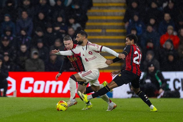 Football - FA Premier League - Bournemouth AFC v Liverpool FC BOURNEMOUTH, ENGLAND - Saturday, January 24, 2026: Liverpool s Mohamed Salah is challenged by Bournemouth s Adrien Truffert (L) and Amine Adli (R) during the FA Premier League match between Bournemouth AFC and Liverpool FC at Dean Court. (Photo by David Rawcliffe Propaganda) BOURNEMOUTH Dean Court DORSET ENGLAND  Copyright: xDavidxRawcliffex P2026-01-24-Bournemouth_Liverpool-79