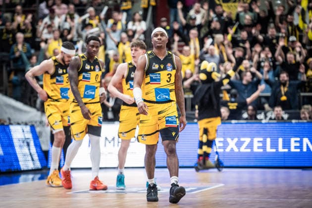 Stefan Smith (MHP RIESEN Ludwigsburg, 03) und Team GER, MHP Riesen Ludwigsburg - Basketball Loewen Braunschweig, easycredit BBL, Basketball, Bundesliga, 17. Spieltag, Spielzeit 2025 2026, 24.01.2026 GER, MHP Riesen Ludwigsburg - Basketball Loewen Braunschweig, easycredit BBL, Basketball, Bundesliga, 17. Spieltag, Spielzeit 2025 2026, 24.01.2026 Ludwigsburg Copyright: xSandyxDinkelackerx EP_SDR
