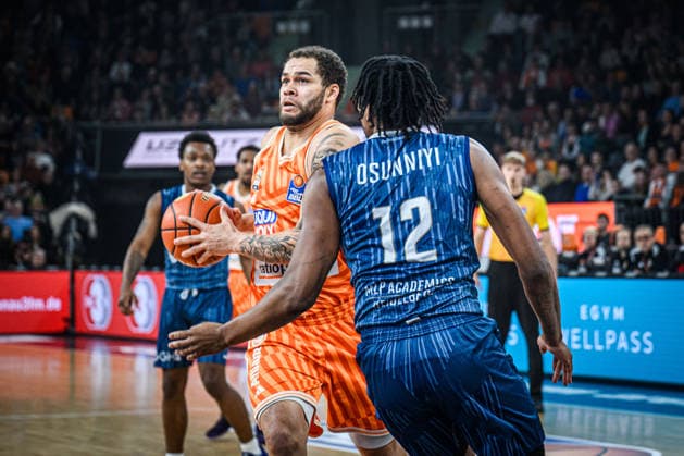 Neu Ulm, Deutschland, 24.01.26: Christopher Ledlum (ratiopharm ulm) und Osun Osunniyi (MLP Academics Heidelberg) im Zweikampf waehrend des Basketball Bundesliga Spiels zwischen ratiopharm ulm vs MLP Academics Heidelberg in der ratiopharm Arena am 24. Januar 2026 in Neu Ulm, Deutschland. (Foto von Harry Langer DeFodi Images) ratiopharm Arena, Germany, 24.01.26: Christopher Ledlum (ratiopharm ulm) und Osun Osunniyi (MLP Academics Heidelberg) battle for the ball during the Basketball Bundesliga match between ratiopharm ulm vs MLP Academics Heidelberg at Neu Ulm on January 24, 2026 in ratiopharm Arena, Germany. (Photo by Harry Langer DeFodi Images) (Photo by Harry Langer DeFodi Images) -