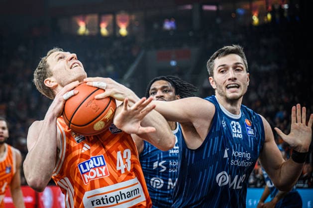 Neu Ulm, Deutschland, 24.01.26: Christian Sengfelder (ratiopharm ulm) und Ryan Miksell (MLP Academics Heidelberg) im Zweikampf waehrend des Basketball Bundesliga Spiels zwischen ratiopharm ulm vs MLP Academics Heidelberg in der ratiopharm Arena am 24. Januar 2026 in Neu Ulm, Deutschland. (Foto von Harry Langer DeFodi Images) ratiopharm Arena, Germany, 24.01.26: Christian Sengfelder (ratiopharm ulm) und Ryan Miksell (MLP Academics Heidelberg) battle for the ball during the Basketball Bundesliga match between ratiopharm ulm vs MLP Academics Heidelberg at Neu Ulm on January 24, 2026 in ratiopharm Arena, Germany. (Photo by Harry Langer DeFodi Images) (Photo by Harry Langer DeFodi Images) -