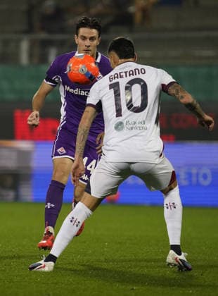 Fiorentina™s Nicolo Fagioli fight for the ball with Cagliari™s Gianluca Gaetano during the Serie A soccer match between Fiorentina and Cagliari at the Artemio Franchi stadium in Florence, center of Italy - Saturday , January 24, 2026. - Soccer  Copyright: xMarcoxBucco LaxPressex