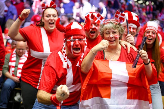 24.01.2026, Handball, Men s EHF EURO 2026, Dänemark -Spanien, Jyske Bank Boxen in Herning, Dänemark, Main Round: Dänsiche Fans haben gute Laune und machen Stimmung in der Halle Dänemark