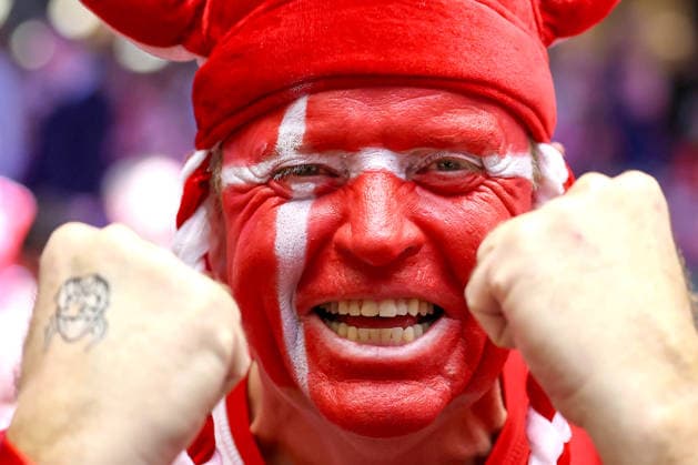 24.01.2026, Handball, Men s EHF EURO 2026, Dänemark -Spanien, Jyske Bank Boxen in Herning, Dänemark, Main Round: Dänsiche Fans haben gute Laune und machen Stimmung in der Halle Dänemark