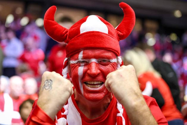 24.01.2026, Handball, Men s EHF EURO 2026, Dänemark -Spanien, Jyske Bank Boxen in Herning, Dänemark, Main Round: Dänsiche Fans haben gute Laune und machen Stimmung in der Halle Dänemark