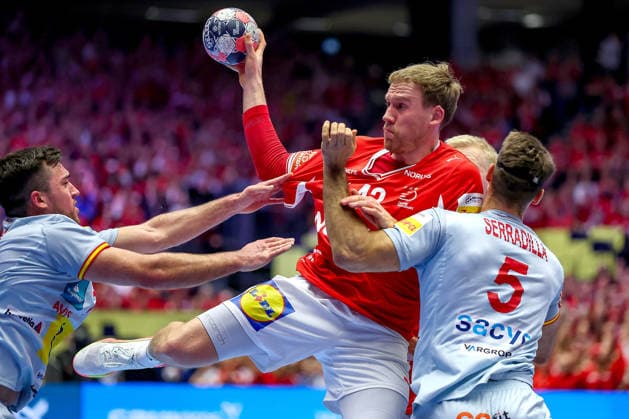 24.01.2026, Handball, Men s EHF EURO 2026, Dänemark -Spanien, Jyske Bank Boxen in Herning, Dänemark, Main Round: Simon Bogetoft Pytlick (Denmark 43) im Zweikampf gegen Antonio Serradilla Cuenca (Espania 05) Dänemark