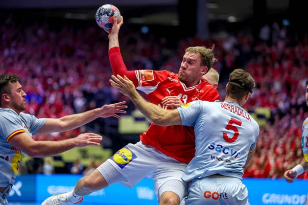 24.01.2026, Handball, Men s EHF EURO 2026, Dänemark -Spanien, Jyske Bank Boxen in Herning, Dänemark, Main Round: Simon Bogetoft Pytlick (Denmark 43) im Zweikampf gegen Antonio Serradilla Cuenca (Espania 05) Dänemark
