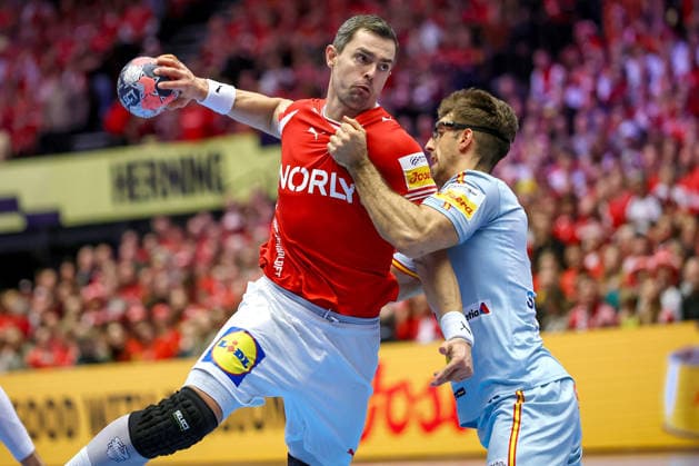 24.01.2026, Handball, Men s EHF EURO 2026, Dänemark -Spanien, Jyske Bank Boxen in Herning, Dänemark, Main Round: Rasmus Lauge Schmidt (Denmark 11) im Zweikampf gegen Antonio Serradilla Cuenca (Espania 05) Dänemark