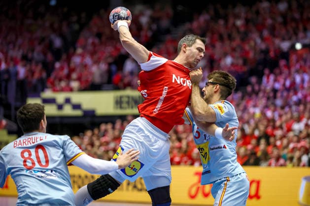 24.01.2026, Handball, Men s EHF EURO 2026, Dänemark -Spanien, Jyske Bank Boxen in Herning, Dänemark, Main Round: Rasmus Lauge Schmidt (Denmark 11) im Zweikampf gegen Antonio Serradilla Cuenca (Espania 05) Dänemark