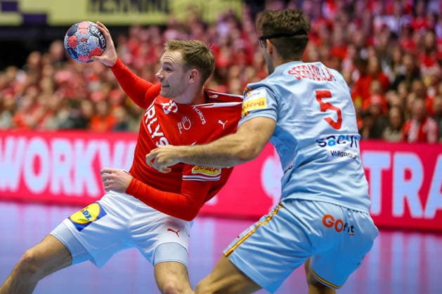 24.01.2026, Handball, Men s EHF EURO 2026, Dänemark -Spanien, Jyske Bank Boxen in Herning, Dänemark, Main Round: Mathias Gidsel (Denmark 19) im Zweikampf gegen Antonio Serradilla Cuenca (Espania 05) Dänemark