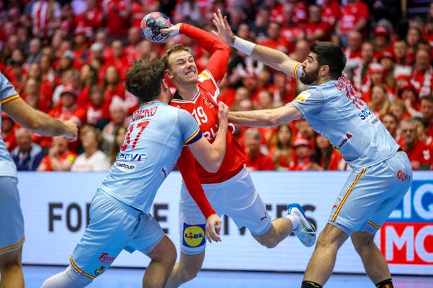 24.01.2026, Handball, Men s EHF EURO 2026, Dänemark -Spanien, Jyske Bank Boxen in Herning, Dänemark, Main Round: Mathias Gidsel (Denmark 19) im Zweikampf gegen Victor Romero Holguin (Espania 37) Imanol Garciandia Alustiza (Espania 18) Dänemark