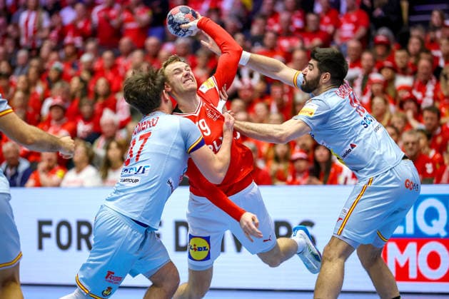 24.01.2026, Handball, Men s EHF EURO 2026, Dänemark -Spanien, Jyske Bank Boxen in Herning, Dänemark, Main Round: Mathias Gidsel (Denmark 19) im Zweikampf gegen Victor Romero Holguin (Espania 37) Imanol Garciandia Alustiza (Espania 18) Dänemark