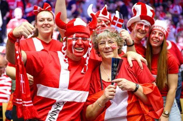 24.01.2026, Handball, Men s EHF EURO 2026, Dänemark -Spanien, Jyske Bank Boxen in Herning, Dänemark, Main Round: Dänsiche Fans haben gute Laune und machen Stimmung in der Halle Dänemark