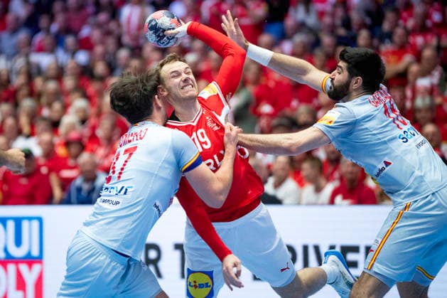 Men s European Handball Championship: Denmark - Spain Denmark s Mathias Gidsel in action with Spain s Victor Romero and Imanol Garciandia during the men s handball match between Denmark and Spain in EHF Euro 2026 group B at Jyske Bank Boxen in Herning, Saturday, January 24, 2026. (Photo: Bo Amstrup Ritzau Scanpix) , Herning Denmark Mors *** Men s European Handball Championship Denmark Spain Denmark s Mathias Gidsel in action with Spain s Victor Romero and Imanol Garciandia during the men s handball match between Denmark and Spain in EHF Euro 2026 group B at Jyske Bank Boxen in Herning, Saturday, January 24, 2026 Photo Bo Amstrup Ritzau Scanpix , Herning Denmark Mors  Copyright: BoxAmrstrupx xRitzauxScanpix BoxAmstrupx spdk20260124-184309-L