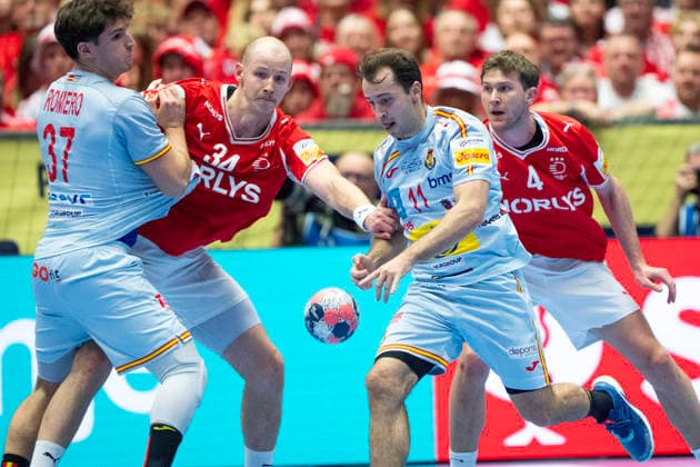 European Men s Handball Championship: Denmark - Spain Denmark s Simon Hald and Magnus Landin in action with Spain s Victor Romero and Kauldi Odriozola during the men s handball match between Denmark and Spain in EHF Euro 2026 group B at Jyske Bank Boxen in Herning, Saturday, January 24, 2026. (Photo: Bo Amstrup Ritzau Scanpix) , Herning Denmark Mors Copyright: BoxAmrstrupx xRitzauxScanpix BoxAmstrupx spdk20260124-184553-L