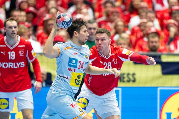 European Men s Handball Championship: Denmark - Spain Denmark s Lasse Andersson in action with Spain s Daniel Dujshebaev during the men s handball match between Denmark and Spain in EHF Euro 2026 group B at Jyske Bank Boxen in Herning, Saturday, January 24, 2026. (Photo: Bo Amstrup Ritzau Scanpix) , Herning Denmark Mors Copyright: BoxAmrstrupx xRitzauxScanpix BoxAmstrupx spdk20260124-184645-L
