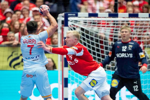 European Men s Handball Championship: Denmark - Spain Spain s Jan Gurri in action with Denmark s Magnus Saugstrup and goalkeeper Emil Nielsen during the men s handball match between Denmark and Spain in EHF Euro 2026 group B at Jyske Bank Boxen in Herning, Saturday, January 24, 2026. (Photo: Bo Amstrup Ritzau Scanpix) , Herning Denmark Mors Copyright: BoxAmrstrupx xRitzauxScanpix BoxAmstrupx spdk20260124-185101-L