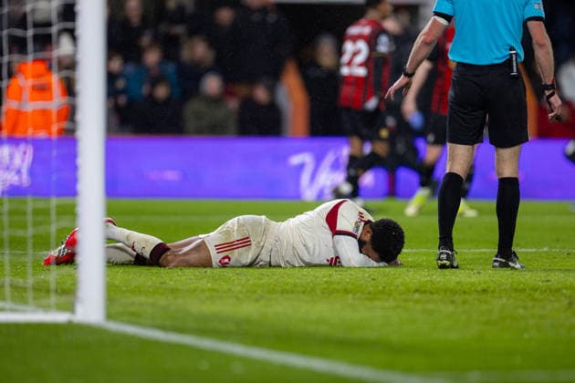 Football - FA Premier League - Bournemouth AFC v Liverpool FC BOURNEMOUTH, ENGLAND - Saturday, January 24, 2026: Liverpool s Joe Gomez lies injured during the FA Premier League match between Bournemouth AFC and Liverpool FC at Dean Court. (Photo by David Rawcliffe Propaganda) BOURNEMOUTH Dean Court DORSET ENGLAND  Copyright: xDavidxRawcliffex P2026-01-24-Bournemouth_Liverpool-91