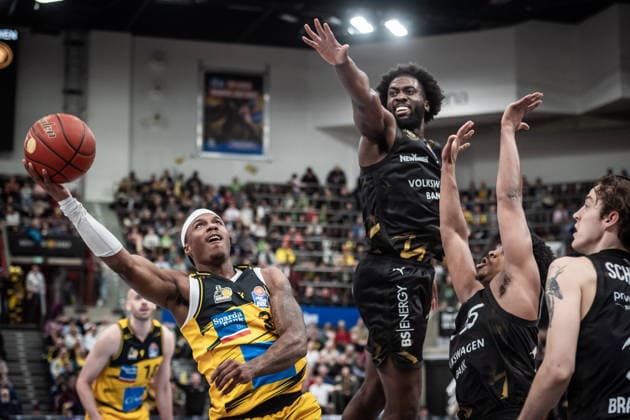 Stefan Smith (MHP RIESEN Ludwigsburg, 03), u.li., re.o.: Oluwasimisola Shittu (Basketball Loewen Braunschweig, 45) GER, MHP Riesen Ludwigsburg - Basketball Loewen Braunschweig, easycredit BBL, Basketball, Bundesliga, 17. Spieltag, Spielzeit 2025 2026, 24.01.2026 GER, MHP Riesen Ludwigsburg - Basketball Loewen Braunschweig, easycredit BBL, Basketball, Bundesliga, 17. Spieltag, Spielzeit 2025 2026, 24.01.2026 Ludwigsburg Copyright: xSandyxDinkelackerx EP_SDR