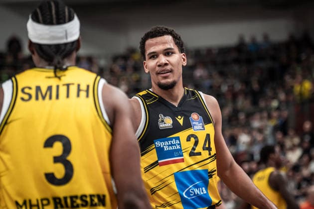 Brandon Tischler (MHP RIESEN Ludwigsburg, 24) schaut zu Stefan Smith (MHP RIESEN Ludwigsburg, 03) GER, MHP Riesen Ludwigsburg - Basketball Loewen Braunschweig, easycredit BBL, Basketball, Bundesliga, 17. Spieltag, Spielzeit 2025 2026, 24.01.2026 GER, MHP Riesen Ludwigsburg - Basketball Loewen Braunschweig, easycredit BBL, Basketball, Bundesliga, 17. Spieltag, Spielzeit 2025 2026, 24.01.2026 Ludwigsburg Copyright: xSandyxDinkelackerx EP_SDR