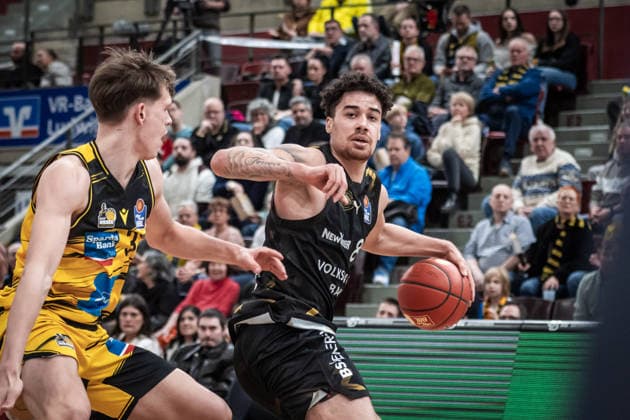 Joshua Obiesie (Basketball Loewen Braunschweig, 08) vs. Julis Baumer (MHP RIESEN Ludwigsburg, 37) GER, MHP Riesen Ludwigsburg - Basketball Loewen Braunschweig, easycredit BBL, Basketball, Bundesliga, 17. Spieltag, Spielzeit 2025 2026, 24.01.2026 GER, MHP Riesen Ludwigsburg - Basketball Loewen Braunschweig, easycredit BBL, Basketball, Bundesliga, 17. Spieltag, Spielzeit 2025 2026, 24.01.2026 Ludwigsburg Copyright: xSandyxDinkelackerx EP_SDR