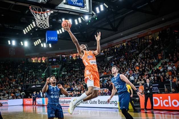 Neu Ulm, Deutschland, 24.01.26: DJ Horne (MLP Academics Heidelberg), Mohamed Diakite (ratiopharm ulm) und Ryan Miksell (MLP Academics Heidelberg) im Zweikampf waehrend des Basketball Bundesliga Spiels zwischen ratiopharm ulm vs MLP Academics Heidelberg in der ratiopharm Arena am 24. Januar 2026 in Neu Ulm, Deutschland. (Foto von Harry Langer DeFodi Images) ratiopharm Arena, Germany, 24.01.26: DJ Horne (MLP Academics Heidelberg), Mohamed Diakite (ratiopharm ulm) und Ryan Miksell (MLP Academics Heidelberg) battle for the ball during the Basketball Bundesliga match between ratiopharm ulm vs MLP Academics Heidelberg at Neu Ulm on January 24, 2026 in ratiopharm Arena, Germany. (Photo by Harry Langer DeFodi Images) (Photo by Harry Langer DeFodi Images) -