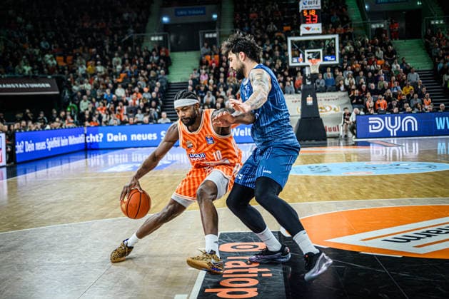 Neu Ulm, Deutschland, 24.01.26: Malik Osborne (ratiopharm ulm) und Marcel Kessen (MLP Academics Heidelberg) im Zweikampf waehrend des Basketball Bundesliga Spiels zwischen ratiopharm ulm vs MLP Academics Heidelberg in der ratiopharm Arena am 24. Januar 2026 in Neu Ulm, Deutschland. (Foto von Harry Langer DeFodi Images) ratiopharm Arena, Germany, 24.01.26: Malik Osborne (ratiopharm ulm) und Marcel Kessen (MLP Academics Heidelberg) battle for the ball during the Basketball Bundesliga match between ratiopharm ulm vs MLP Academics Heidelberg at Neu Ulm on January 24, 2026 in ratiopharm Arena, Germany. (Photo by Harry Langer DeFodi Images) (Photo by Harry Langer DeFodi Images) -