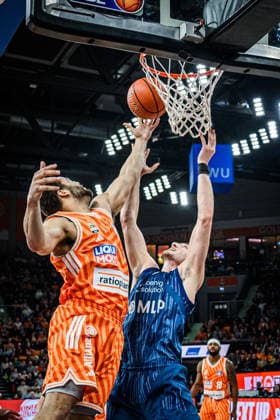 Neu Ulm, Deutschland, 24.01.26: Christopher Ledlum (ratiopharm ulm) und Ryan Miksell (MLP Academics Heidelberg) im Zweikampf waehrend des Basketball Bundesliga Spiels zwischen ratiopharm ulm vs MLP Academics Heidelberg in der ratiopharm Arena am 24. Januar 2026 in Neu Ulm, Deutschland. (Foto von Harry Langer DeFodi Images) ratiopharm Arena, Germany, 24.01.26: Christopher Ledlum (ratiopharm ulm) und Ryan Miksell (MLP Academics Heidelberg) battle for the ball during the Basketball Bundesliga match between ratiopharm ulm vs MLP Academics Heidelberg at Neu Ulm on January 24, 2026 in ratiopharm Arena, Germany. (Photo by Harry Langer DeFodi Images) (Photo by Harry Langer DeFodi Images) -