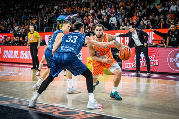 Neu Ulm, Deutschland, 24.01.26: Niklas Wuerzner (MLP Academics Heidelberg), Ryan Miksell (MLP Academics Heidelberg) und Christopher Ledlum (ratiopharm ulm) im Zweikampf waehrend des Basketball Bundesliga Spiels zwischen ratiopharm ulm vs MLP Academics Heidelberg in der ratiopharm Arena am 24. Januar 2026 in Neu Ulm, Deutschland. (Foto von Harry Langer DeFodi Images) ratiopharm Arena, Germany, 24.01.26: Niklas Wuerzner (MLP Academics Heidelberg), Ryan Miksell (MLP Academics Heidelberg) und Christopher Ledlum (ratiopharm ulm) battle for the ball during the Basketball Bundesliga match between ratiopharm ulm vs MLP Academics Heidelberg at Neu Ulm on January 24, 2026 in ratiopharm Arena, Germany. (Photo by Harry Langer DeFodi Images) (Photo by Harry Langer DeFodi Images) -