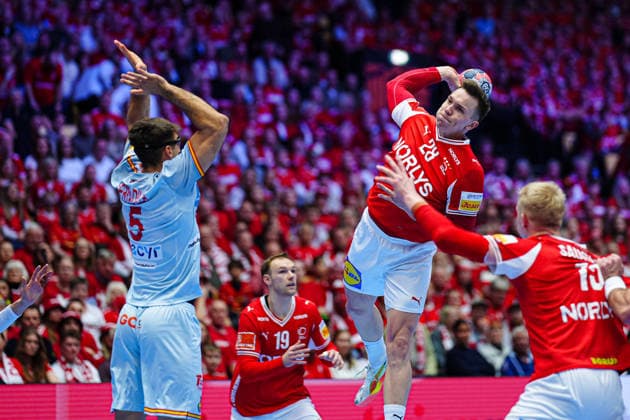 Wurf Tor Lasse Andersson (Daenemark, 28) DEN, Spanien vs. Daenemark, Handball, EHF Europameisterschaft 2026, Hauptrunde, Spieltag 2, 24.01.2026 DEN, Spanien vs. Daenemark, Handball, EHF Europameisterschaft 2026, Hauptrunde, Spieltag 2, 24.01.2026 Herning Copyright: xEibner-Pressefoto MarcelxvonxFehrnx EP_MFN