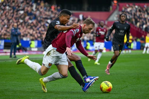 West Ham United v Sunderland, Premier League Sunderland defender Reinildo Mandava (17) makes a tackle on West Ham United forward Jarrod Bowen (20) during the Premier League match between West Ham United and Sunderland at the London Stadium, London, UK on 24 January 2026. London London Stadium UK Editorial use only DataCo restrictions apply See www.football-dataco.com , Copyright: xSimonxTraylenx PSI-23617-0128