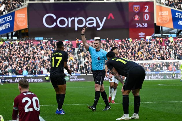 West Ham United v Sunderland, Premier League Sunderland defender Reinildo Mandava (17) is shown a yellow card, booked by Referee Thomas Bramall during the Premier League match between West Ham United and Sunderland at the London Stadium, London, UK on 24 January 2026. London London Stadium UK Editorial use only DataCo restrictions apply See www.football-dataco.com , Copyright: xSimonxTraylenx PSI-23617-0129
