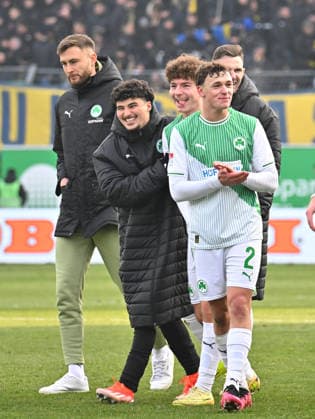 24.01.2026 - Fussball - Saison 2025 2026 - 2. Fussball - Bundesliga - 19. Spieltag: SpVgg Greuther Fürth SGF ( Kleeblatt ) - Eintracht Braunschweig BTSV EBS - Sportfoto Zink MeZi - xmexzix - DFL regulations prohibit any use of photographs as image sequences and or quasi-video - only for editorial use - Mehmet Avlayici (44, SpVgg Greuther Fürth ) Raul Marita (38, SpVgg Greuther Fürth ) Lukas Reich (2, SpVgg Greuther Fürth, rechts )